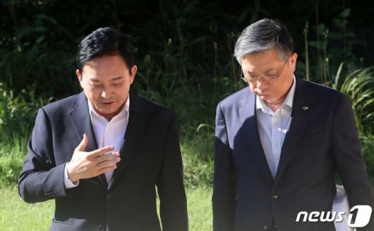 (서울=뉴스1) 이동해 기자 = 원희룡 국토교통부 장관과 이한준 한국토지주택공사(LH) 사장이 2일 서울 종로구 삼청동 총리 공관에서 열린 고위당정협의회에 참석하며 대화를 나누고 있다. 2023.8.2/뉴스1  Copyright (C) 뉴스1. All rights reserved. 무단 전재 및 재배포 금지.