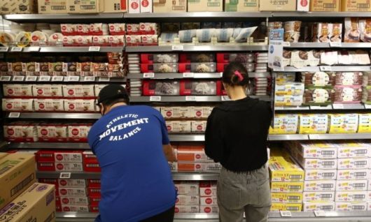 서울 시내 한 대형마트에 CJ제일제당 햇반 등 즉석밥이 진열돼 있다. /사진제공=뉴스1