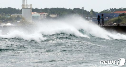 (서귀포=뉴스1) 오현지 기자 = 제6호 태풍 '카눈'이 북상 중인 8일 오후 제주 서귀포시 남원읍 앞바다에 거센 파도가 일고 있다.   태풍은 10일 오전 중 강도 '강'의 위력을 유지하면서 경남 통영 인근을 통해 상륙해 내륙을 관통할 전망이다. 2023.8.8/뉴스1  Copyright (C) 뉴스1. All rights reserved. 무단 전재 및 재배포 금지.