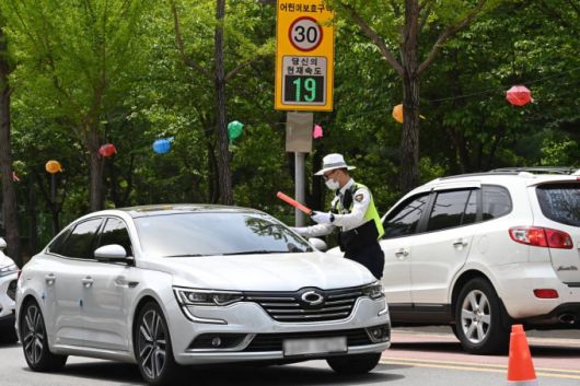 [수원=뉴시스] 김종택 기자 = 최근 대낮에 음주운전 사고가 잇따라 발생하자 30일 경기도 수원시 장안구 광교산 입구 스쿨존에서 수원중부경찰서 소속 경찰들이 음주운전 단속을 하고 있다. 2023.04.30.
