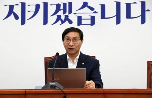 [서울=뉴시스] 고범준 기자 = 김성주 더불어민주당 정책위 수석부의장이 13일 오전 서울 여의도 국회에서 열린 기자간담회에서 발언을 하고 있다. 2023.08.13.