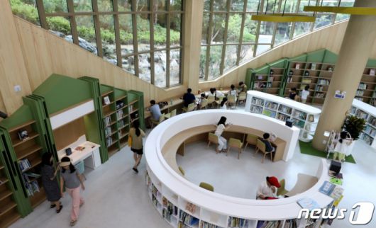 (서울=뉴스1) 장수영 기자 = 24일 오후 서울 서초구에서 개관한 방배숲환경도서관을 찾은 시민들이 독서를 하며 주말을 보내고 있다. 2023.6.24/뉴스1  Copyright (C) 뉴스1. All rights reserved. 무단 전재 및 재배포 금지.