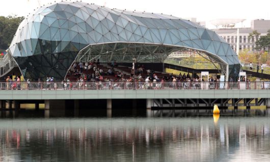 = 추석연휴인 7일 세종시 어진동 세종호수공원 일원에서 열린 세종축제를 찾은 시민들이 중앙무대섬에 모여앉아 휴일을 보내고 있다. 2017.10.7/뉴스1