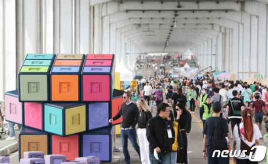 (서울=뉴스1) 허경 기자 = 21일 서울 서초구 잠수교에서 열린 '차 없는 잠수교 뚜벅뚜벅 축제'를 찾은 시민들이 휴일을 즐기고 있다. 2023.5.21/뉴스1  Copyright (C) 뉴스1. All rights reserved. 무단 전재 및 재배포 금지.