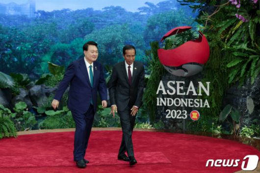 (서울=뉴스1) 오대일 기자 = 윤석열 대통령이 6일(현지시간) 자카르타 컨벤션센터에서 열린 한-아세안 정상회의에 앞서 영접 나온 조코 위도도 인도네시아 대통령과 나란히 이동하고 있다. (대통령실 제공) 2023.9.6/뉴스1  Copyright (C) 뉴스1. All rights reserved. 무단 전재 및 재배포 금지.