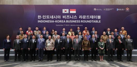 [자카르타=뉴시스] 전신 기자 = 윤석열 대통령이 7일(현지시간) 자카르타 시내 한 호텔에서 열린 한-인도네시아 비즈니스 라운드 테이블에서 정의선 현대자동차그룹 회장, 구광모 LG그룹 회장, 신동빈 롯데그룹 회장, 구자은 LS그룹 회장 , 정연인 두산에너빌리티 사장 참석자들과 기념촬영하고 있다. (사진=대통령실 제공) 2023.09.07. *재판매 및 DB 금지