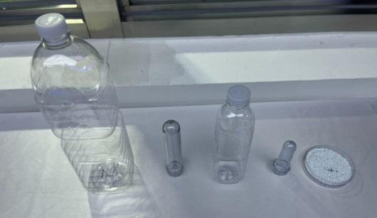 한 뼘 정도 되는 크기의 프리폼(오른쪽 두 번째)은 500㎖ 생수병으로, 이보다 5㎝가량 긴 프리폼(왼쪽 두 번째)은 2ℓ 생수병으로 탄생한다./사진=유예림 기자