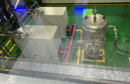 18일 방문한 제주 조천읍 제주삼다수 공장 L5 스마트팩토리 내부에서 프리폼이 이동하고 있다./사진=유예림 기자