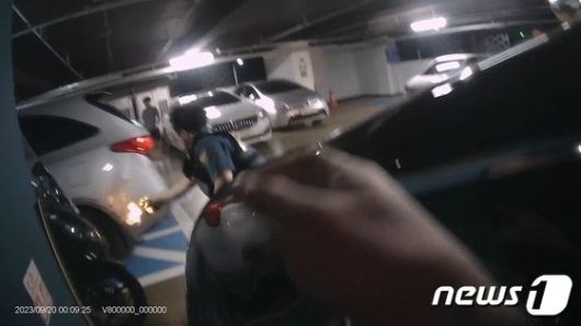 A씨 차량을 향해 발포하는 경찰관. /사진=뉴스1