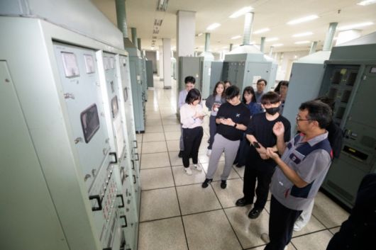 최충식 KT 서울무선센터 차장이 KT 화성송신소에 설치된 송신기를 설명하고 있다. /사진=KT