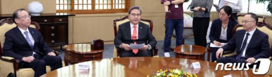 (서울=뉴스1) 김명섭 기자 = 박진 외교부 장관이 25일 오후 서울 종로구 정부서울청사 별관 외교부에서 한일중 3국 고위급회의(SOM) 대표 접견을 하고 있다. 왼쪽부터 후나코시 다케히로 일본 외무성 외무심의관, 박 장관, 눙룽 중국 외교부 부장조리. 2023.9.25/뉴스1  Copyright (C) 뉴스1. All rights reserved. 무단 전재 및 재배포,  AI학습 이용 금지.