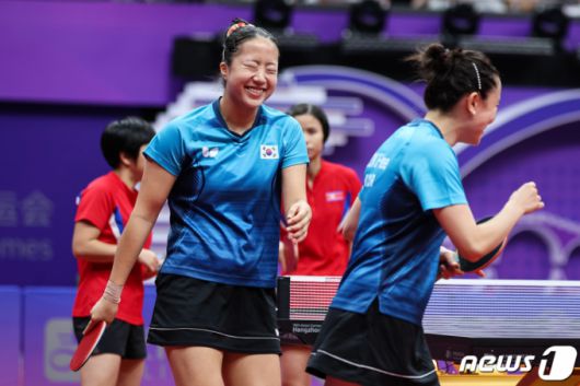 (항저우(중국)=뉴스1) 유승관 기자 = 신유빈이 29일 중국 항저우 궁수 캐널 스포츠파크 체육관에서 열린 2022 항저우 아시안게임 탁구 여자 복식 16강 북한 김금룡-편송영 조와 경기에 앞서 상대 러버를 확인 후 밝게 웃고 있다.  이날 신유빈-전지희 조는 북한 김금룡-편송영 조를 매치 스코어 3-1(11-4 5-11 11-9 12-10)로 꺾고 8강에 진출했다. 2023.9.29/뉴스1  Copyright (C) 뉴스1. All rights reserved. 무단 전재 및 재배포,  AI학습 이용 금지.