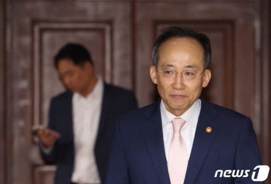 (서울=뉴스1) 김명섭 기자 = 추경호 경제부총리 겸 기획재정부 장관이 5일 오전 서울 종로구 세종대로 정부서울청사에서 열린 비상경제장관회의에 참석하고 있다. 2023.10.5/뉴스1  Copyright (C) 뉴스1. All rights reserved. 무단 전재 및 재배포,  AI학습 이용 금지.