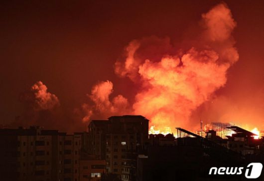 (가자 AFP=뉴스1) 우동명 기자 = 9일(현지시간) 팔레스타인 무장정파 하마스의 기습 공격에 대응한 이스라엘의 공습을 받은 가자 지구에서 불길이 솟아 오르고 있다. 2023.10.10  ⓒ AFP=뉴스1  Copyright (C) 뉴스1. All rights reserved. 무단 전재 및 재배포,  AI학습 이용 금지.