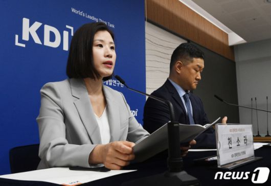 (세종=뉴스1) 김기남 기자 = 천소라 KDI 전망총괄(왼쪽)과 정규철 KDI 경제전망실장이 10일 오전 세종시 정부세종청사에서 2023년 8월 경제전망 수정 발표를 하고 있다.2023.8.10/뉴스1  Copyright (C) 뉴스1. All rights reserved. 무단 전재 및 재배포 금지.