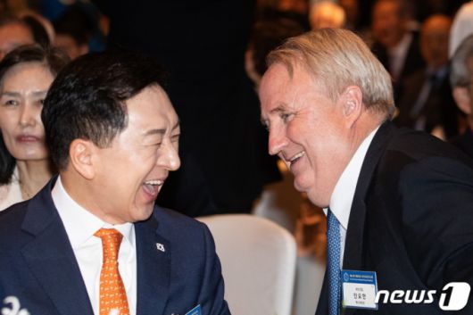 (서울=뉴스1) 유승관 기자 = 김기현 국민의힘 대표(왼쪽)와 인요한 혁신위원장이 31일 서울 중구 신라호텔에서 열린 제55회 국가조찬기도회에서 대화를 나누고 있다. 2023.10.31/뉴스1  Copyright (C) 뉴스1. All rights reserved. 무단 전재 및 재배포,  AI학습 이용 금지.