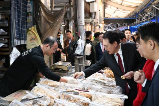 [대구=뉴시스] 윤석열 대통령이 7일 대구 북구 칠성종합시장을 방문해 상인과 대화하고 있다. (사진=대통령실 제공) 2023.11.07. *재판매 및 DB 금지