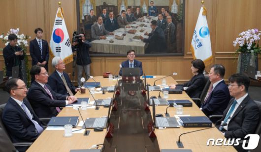 (서울=뉴스1) 사진공동취재단 = 이창용 한국은행 총재가 19일 서울 중구 한국은행에서 열린 금융통화위원회를 주재하고 있다. 2023.10.19/뉴스1  Copyright (C) 뉴스1. All rights reserved. 무단 전재 및 재배포,  AI학습 이용 금지.