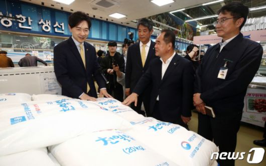 박성훈 해양수산부 차관(왼쪽)이 지난 2일 서울 서초구 농협 하나로마트 양재점을 방문해 천일염을 비롯한 수산물 물가점검을 하고 있다./사진=뉴스1