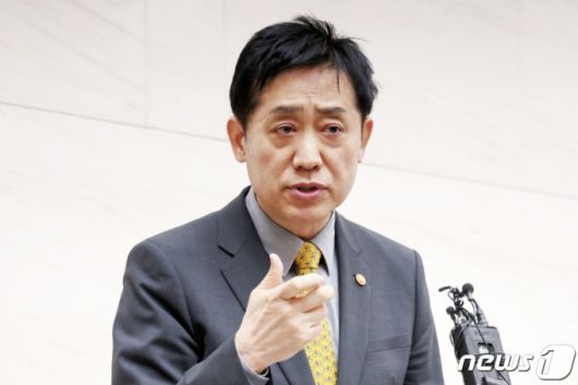 김주현 금융위원장이 7일 오후 서울 강남구 서울금융복지센터 청년동행센터를 방문해 간담회를 가진 뒤 취재진의 질문에 답하고 있다. /사진=뉴스1.