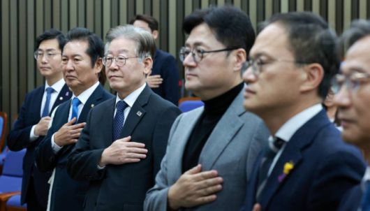 [서울=뉴시스] 고범준 기자 = 이재명 더불어민주당 대표 등 최고위원들이 8일 오후 서울 여의도 국회에서 열린 의원총회에서 국민의례를 하고 있다. 2023.11.08.