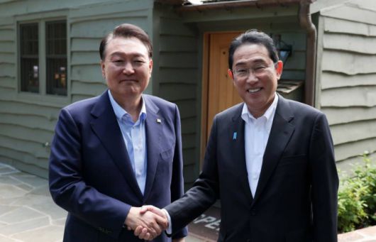 [캠프 데이비드=뉴시스] 전신 기자 = 윤석열 대통령이 18일(현지시간) 메릴랜드주에 위치한 미국 대통령 별장 캠프 데이비드에서 열린 한일 정상회담에서 기시다 후미오 일본 총리와 기념촬영하고 있다. (공동취재) 2023.08.19.