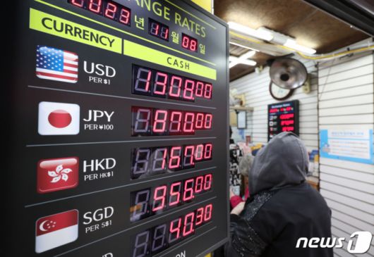 (서울=뉴스1) 김민지 기자 = 8일 서울 시내 환전소 전광판에 실시간 환율 정보가 나오고 있다.2023.11.8/뉴스1  Copyright (C) 뉴스1. All rights reserved. 무단 전재 및 재배포,  AI학습 이용 금지.