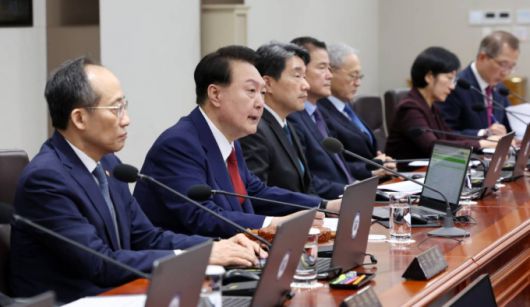 [서울=뉴시스] 조수정 기자 = 윤석열 대통령이 14일 서울 용산 대통령실 청사에서 열린 국무회의를 주재하고 있다. 2023.11.14.