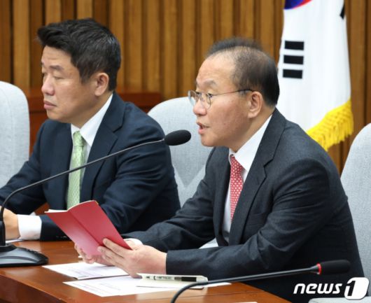 (서울=뉴스1) 송원영 기자 = 윤재옥 국민의힘 원내대표가 17일 서울 여의도 국회에서 열린 원내대책회의에서 발언을 하고 있다. 2023.11.17/뉴스1  Copyright (C) 뉴스1. All rights reserved. 무단 전재 및 재배포,  AI학습 이용 금지.