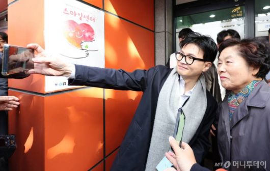 한동훈 법무부 장관이 지난 17일 대구 수성구 스마일센터를 방문해 시민들과 셀카를 찍고 있다. /사진=뉴시스