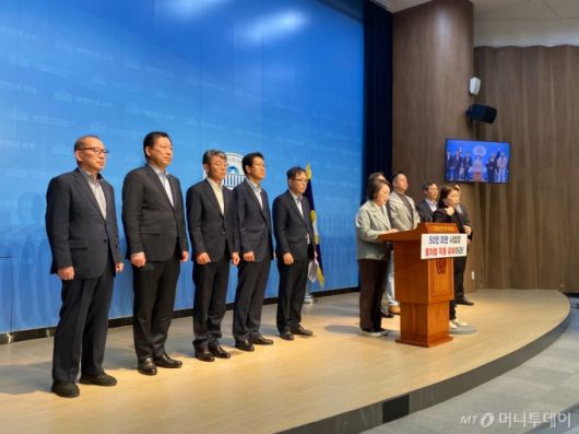 왼쪽 5번째부터 정윤모 중소기업중앙회 상근부회장, 한무경 국민의힘 의원./사진제공=중소기업중앙회.