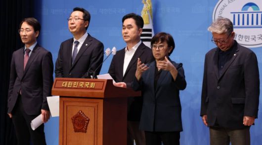 [서울=뉴시스] 이영환 기자 = 김종민 더불어민주당 의원이 16일 오전 서울 여의도 국회 소통관에서 이원욱(왼쪽부터), 윤영찬, 조응천(오른쪽) 의원과 함께 원칙과 상식 출범 기자회견을 하고 있다. 2023.11.16.