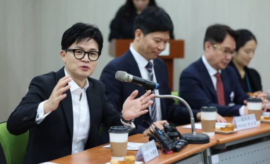 [대구=뉴시스] 이무열 기자 = 한동훈 법무부 장관이 17일 범죄피해 지원기관인 대구스마일센터를 찾아 직원들과 이야기를 나누고 있다. 2023.11.17.