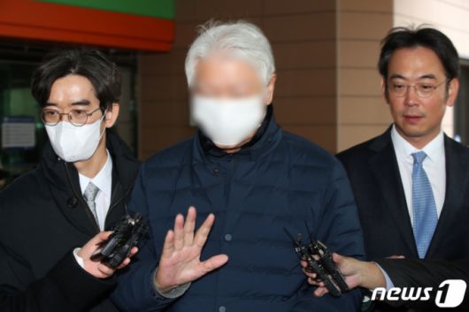 이태원 참사 발생 골목에 불법 가벽을 증축해 피해를 키운 혐의로 재판에 넘겨진 해밀톤 호텔 대표 이모씨가 29일 오전 서울 마포구 서울서부지방법원에서 1심 선고공판을 마치고 청사를 나서고 있다.  서울서부지방법원은 이날 가벽 증축 관련 건축법 및 도로교통법 위반 혐의를 받는 호텔 대표이사 이모씨에게 벌금 800만원을 선고했다. /사진=뉴스1