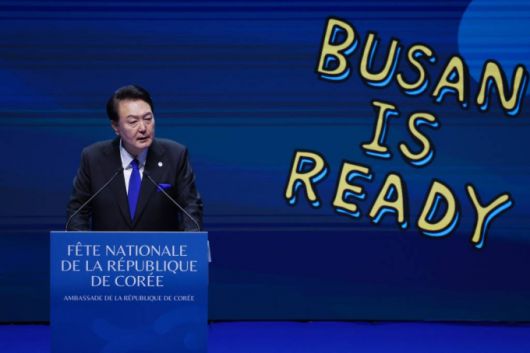 [파리=뉴시스] 전신 기자 = 2030 부산세계박람회 유치 활동을 위해 프랑스를 방문 중인 윤석열 대통령이 24일(현지시간) 파리 브롱냐르궁에서 열린 국경일 리셉션에서 축사하고 있다. (공동취재) 2023.11.25.