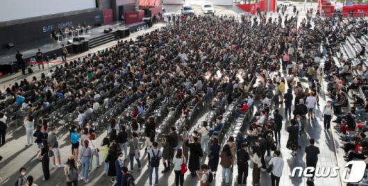 7일 부산 해운대구 영화의전당 BIFFXGENESIS 야외무대에서 열린 제27회 부산국제영화제 '욘더' 오픈토크를 찾은 관객들로 북적이고 있다. 2022.10.7/사진=뉴스1