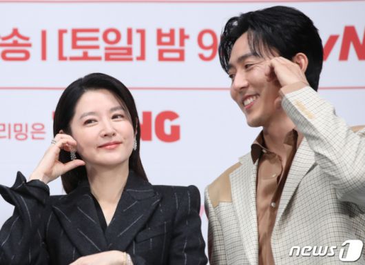 (서울=뉴스1) 권현진 기자 = 배우 이무생(오른쪽)이 6일 서울 구로구 라마다 서울신도림호텔에서 열린 tvN 새 토일드라마 '마에스트라'(감독 김정권) 제작발표회에서 이영애를 바라보고 있다.  '마에스트라'는 전 세계 단 5%뿐인 여성 지휘자 마에스트라 천재 혹은 전설이라 불리는 차세음(이영애 분)이 자신의 비밀을 감춘 채 오케스트라를 둘러싼 사건의 진실을 찾아가는 미스터리 드라마다. 2023,12,6/뉴스1  Copyright (C) 뉴스1. All rights reserved. 무단 전재 및 재배포,  AI학습 이용 금지.