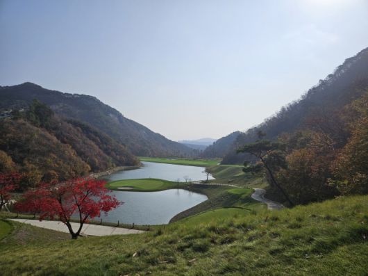 ▲HOLE 12, PAR3 홀, 티잉그라운드에 서서 바라보는 호수 뷰가 아름답지만 아마추어에겐 내리막 아일랜드 홀은 그야말로 도전이다. /사진=임윤희 기자