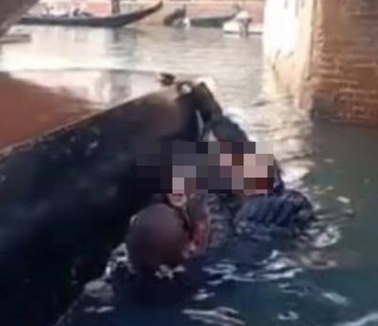 곤돌라가 전복돼 수로에 빠진 관광객들. /사진= 온라인 커뮤니티 엑스(X) 캡처