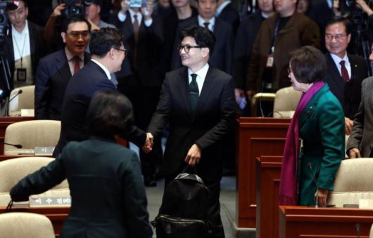 [서울=뉴시스] 조성봉 기자 = 한동훈 법무부 장관이 6일 오후 서울 여의도 국회에서 열린 국민의힘 정책의원총회에서 의원들과 인사를 나누고 있다. 2023.12.06.