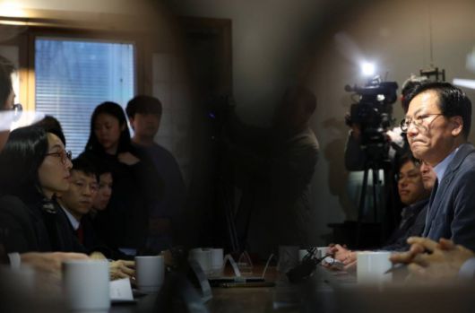 [서울=뉴시스] 조성우 기자 = 정경실 보건복지부 보건의료정책관(왼쪽), 양동호 광주시의사회 대의원회 의장이 6일 오후 서울 중구 컨퍼런스하우스 달개비에서 열린 보건복지부-대한의사협회 제20차 의료현안협의체 회의에서 마주하고 있다. 2023.12.06.