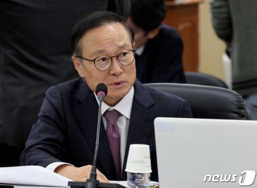 (세종=뉴스1) 장수영 기자 = 홍영표 더불어민주당 의원이 19일 오전 정부세종청사 중앙동에서 열린 국회 기획재정위원회의 기재부에 대한 국정감사에서 질의를 하고 있다. 2023.10.19/뉴스1  Copyright (C) 뉴스1. All rights reserved. 무단 전재 및 재배포,  AI학습 이용 금지.