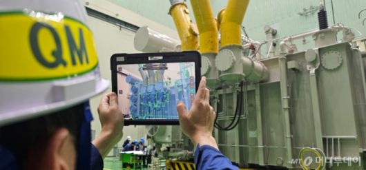 HD현대일렉트릭이 최근 변압기와 회전기 제품군에 대해 AR 품질검사를 도입했다./사진제공=HD현대일렉트릭