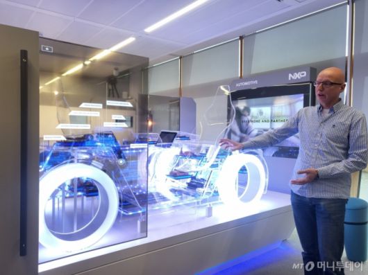 미셸 코렌호프 NXP 반도체 칩 수석디자이너가 8일(현지시간) 네덜란드 에인트호번 본사에서 자사 차량용 반도체에 대해 설명하고 있다. /사진=정혜인 기자