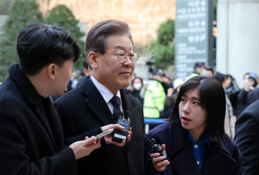 이재명 더불어민주당 대표가 8일 오전 서울 서초구 서울중앙지방법원에서 열린 '故 김문기·백현동 허위 발언' 관련 공직선거법 위반 혐의 16차 공판에 출석하고 있다. 2023.12.08. /사진=뉴시스