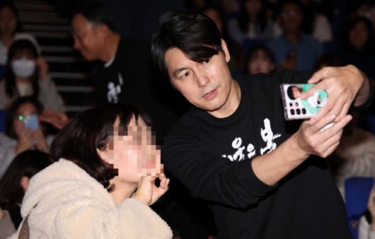 배우 정우성이 12·12 군사 쿠데타 44주년을 하루 앞둔 11일 오후 서울 송파구 롯데시네마 월드타워점에서 열린 영화 ‘서울의 봄’ 무대인사에 참석해 한 여성팬과 셀카를 찍고 있다. /사진=뉴스1