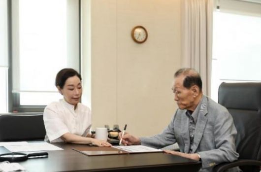 회고록에 수록된 사진. 2021년 아워홈 마곡 본사에서 딸 구지은 부회장(왼쪽)과 집무를 보고 있는 구자학 회장이란 설명이 붙어있다./사진=아워홈