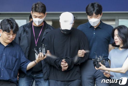 (서울=뉴스1) 김도우 기자 = 향정신성의약품을 투약한 채 롤스로이스 차량을 몰다 행인을 치어 중상을 입힌 20대 남성 A씨가 18일 오전 검찰로 송치되기 위해 서울 강남구 강남경찰서에서 호송차로 향하고 있다. 2023.8.18/뉴스1  Copyright (C) 뉴스1. All rights reserved. 무단 전재 및 재배포 금지.