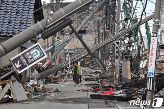 규모 7.6의 강진이 발생한 일본 이시카와현 와지마 지역의 거리에 전봇대가 쓰러져 있다./AFPBBNews=뉴스1