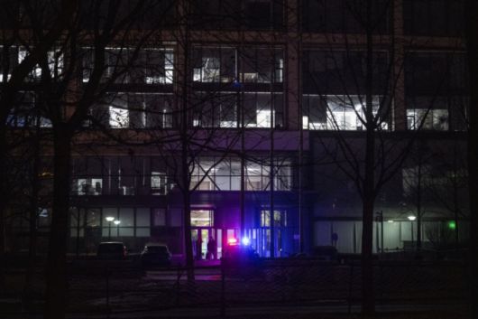 5일 중국 베이징 중즈그룹 본사 건물 밖에 있는 중국 공안의 차량이 서있다. /사진=블룸버그